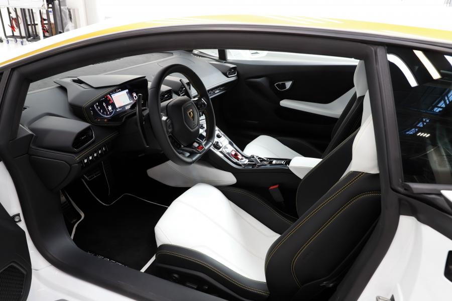 Интерьер Lamborghini Huracan RWD Ad Personam (06894) 2017 года  (фото 9 из 13)